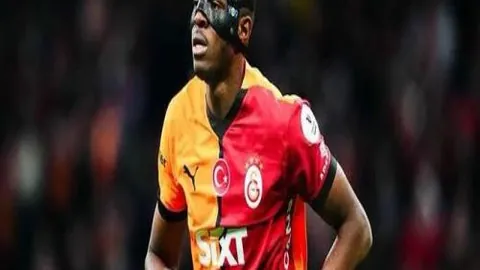 曼城惊险领跑西汉姆联，半场2-0领先，哈兰德梅开二度，赖因德斯助力佳绩！